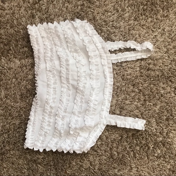 3/$10 🤍Ruffled White Crop-Top🤍 - Picture 2 of 4